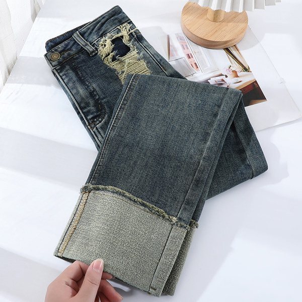 Ležerne ženske traperice s podstavom od flisa i poderanim elementima