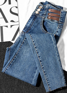 Nahkelementidega naiste teksad