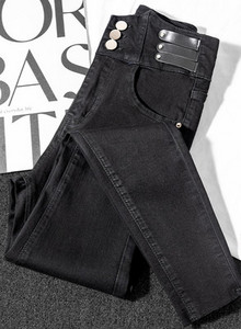 Nahkelementidega naiste teksad