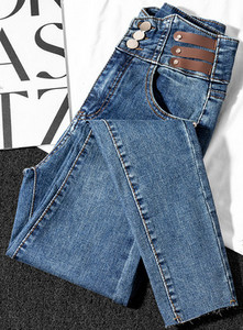 Nahkelementidega naiste teksad