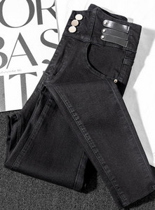 Nahkelementidega naiste teksad