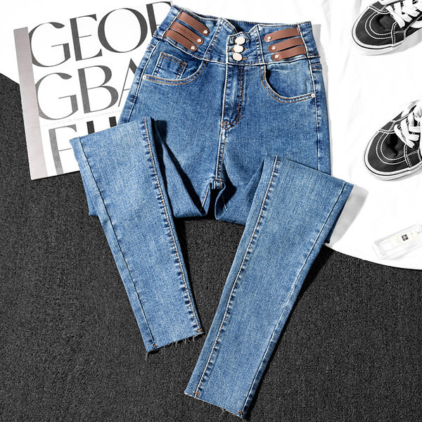 Nahkelementidega naiste teksad