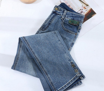 Μοντέρνο γυναικείο τζιν ίσιο μοντέλο με μεταλλικά στοιχεία