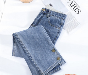 Blugi de dama model drept cu crapaturi pe picioare