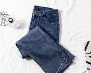 Blugi de dama model drept cu crapaturi pe picioare