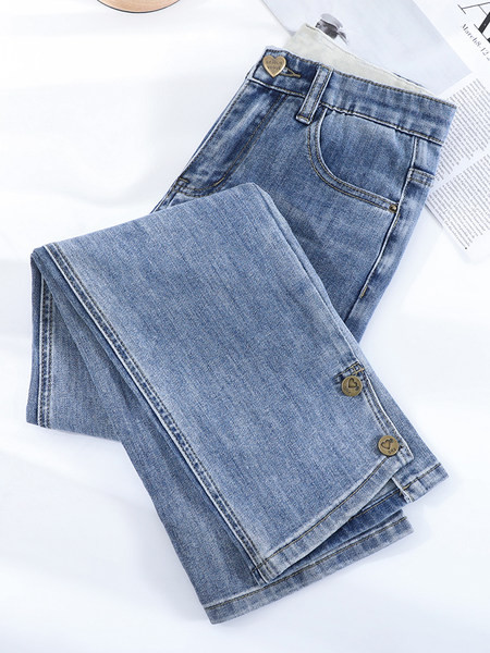 Blugi de dama model drept cu crapaturi pe picioare