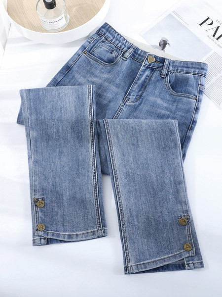 Blugi de dama model drept cu crapaturi pe picioare