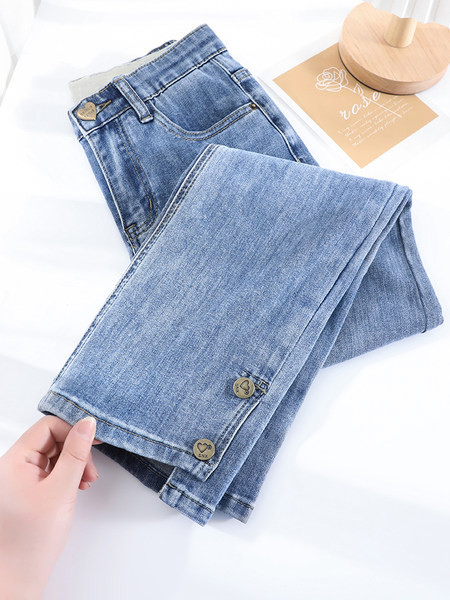 Blugi de dama model drept cu crapaturi pe picioare