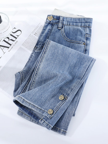 Blugi de dama model drept cu crapaturi pe picioare