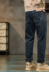 Ανδρικό τζιν σε σκούρο χρώμα - με τσέπη