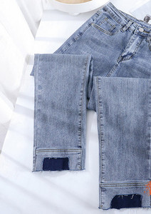 Naiste vabaaja sirge rebitud mustriga teksad