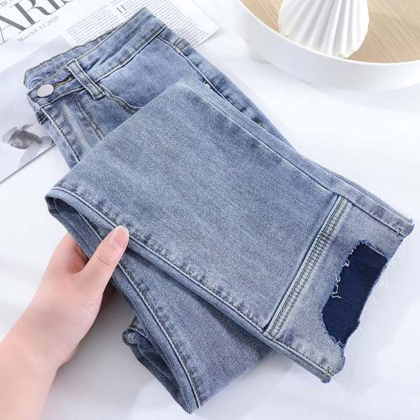 Naiste vabaaja sirge rebitud mustriga teksad