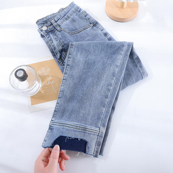 Naiste vabaaja sirge rebitud mustriga teksad