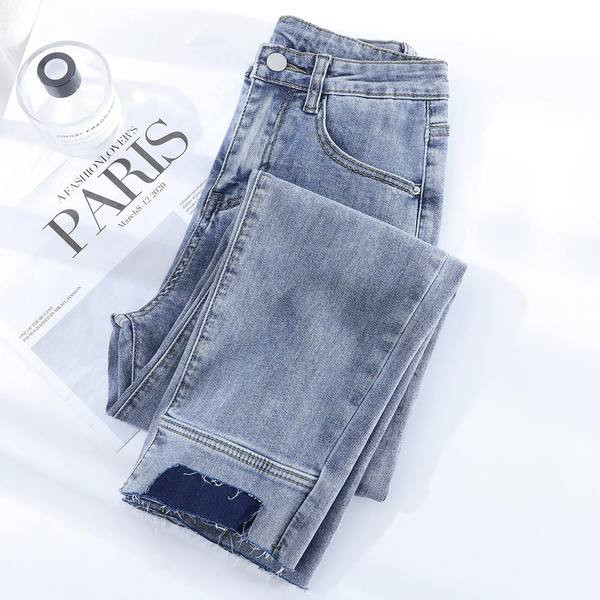 Naiste vabaaja sirge rebitud mustriga teksad