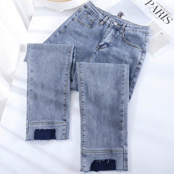 Naiste vabaaja sirge rebitud mustriga teksad