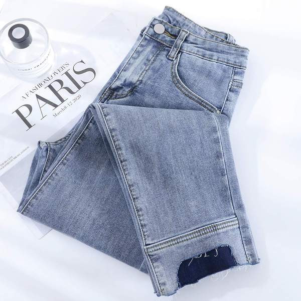 Naiste vabaaja sirge rebitud mustriga teksad