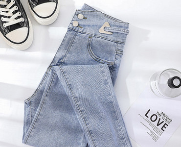 Μοντέρνο γυναικείο ψηλόμεσο τζιν με σκισμένα μοτίβα και μεταλλικό στοιχείο