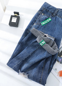 Ženske ležerne traperice s poderanim uzorcima