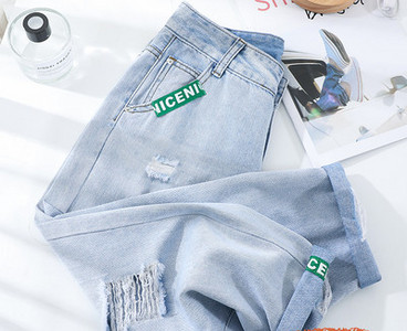 Ženske ležerne traperice s poderanim uzorcima