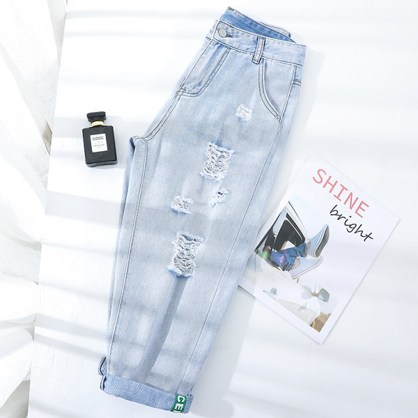 Ženske ležerne traperice s poderanim uzorcima