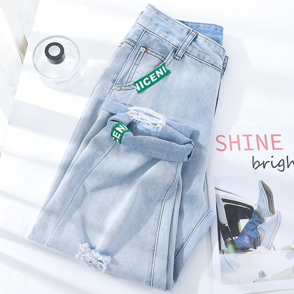 Ženske ležerne traperice s poderanim uzorcima