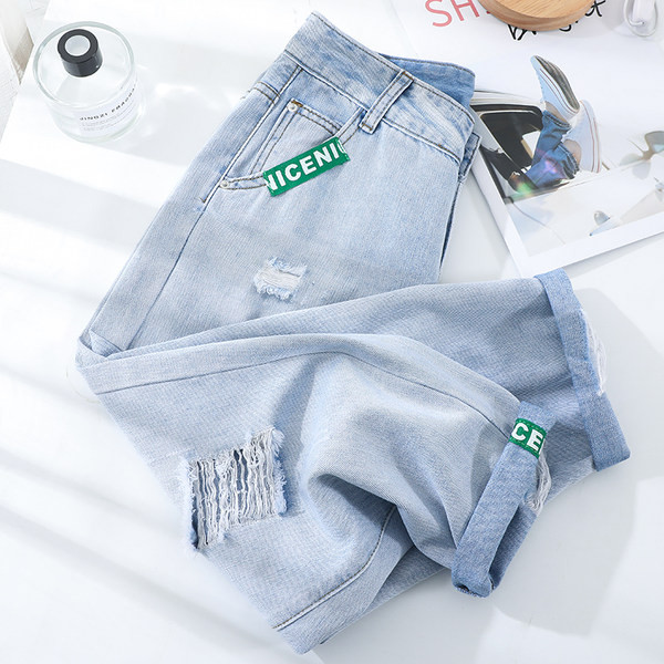 Ženske ležerne traperice s poderanim uzorcima