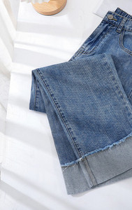 Καθαρό μοντέλο γυναικείου τζιν με φαρδιά μπατζάκια