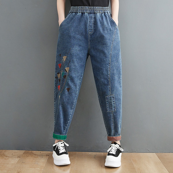 Moteriški laisvalaikio džinsai su raišteliais, raštu ir kišenėmis