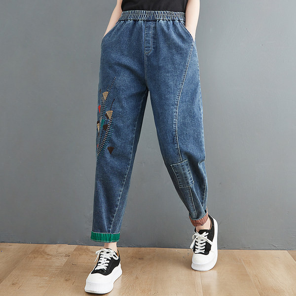 Moteriški laisvalaikio džinsai su raišteliais, raštu ir kišenėmis