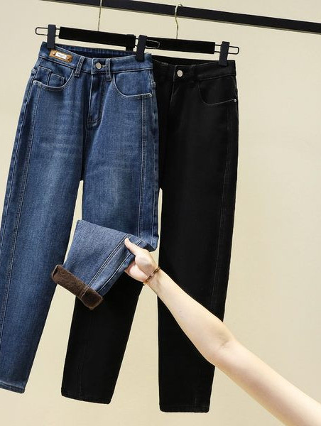 Γυναικείο τζιν με ψηλή μέση και ζεστή φόδρα - με έμβλημα