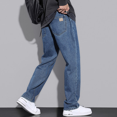 Aktualni široki model muških traperica