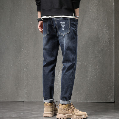 Μοντέρνο ανδρικό τζιν με τσέπη και επιγραφή