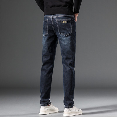 Vyriški laisvalaikio džinsai su išsiuvinėtomis raidėmis ir kišenėmis