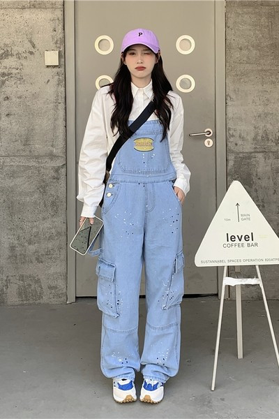 Tasuta mustriga naiste logoga kombinesoon