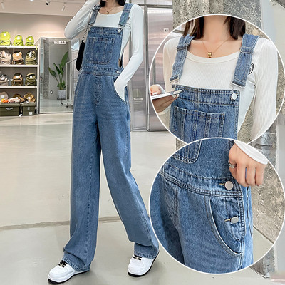 Γυναικεία τζιν φόρμα με μπροστινή τσέπη και κούμπωμα με κουμπί