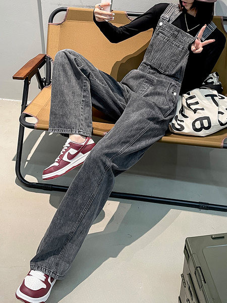 Γυναικεία τζιν φόρμα με μπροστινή τσέπη και κούμπωμα με κουμπί