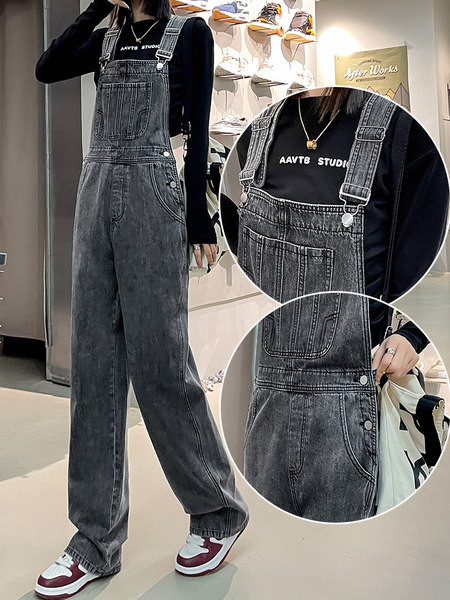 Γυναικεία τζιν φόρμα με μπροστινή τσέπη και κούμπωμα με κουμπί