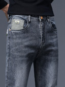 Ανδρικό τζιν με απλικέ