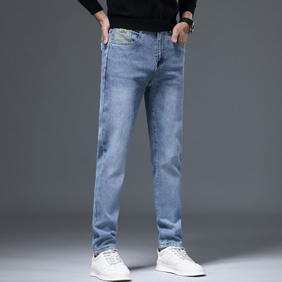 Ανδρικό τζιν με απλικέ