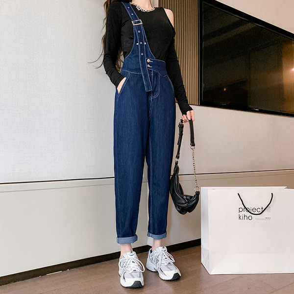 Salopetă la modă pentru femei, cu o curea