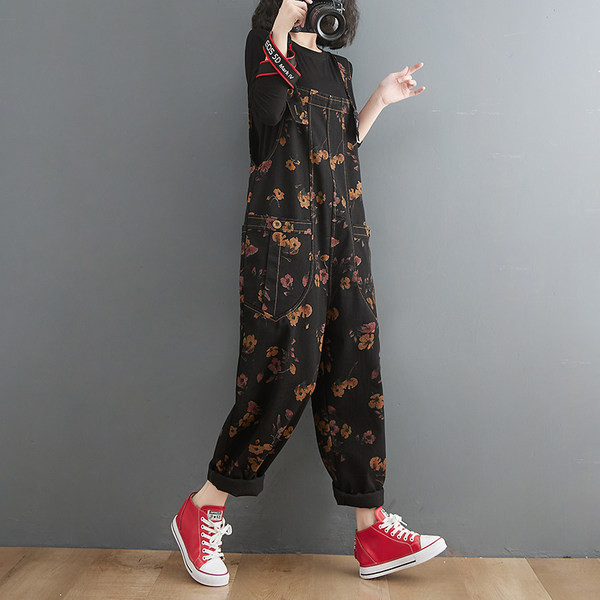 Široki ženski kombinezon sa cvjetnim uzorkom