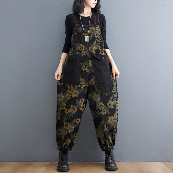 Μοντέρνα γυναικεία φαρδιά φόρμα με φλοράλ μοτίβα