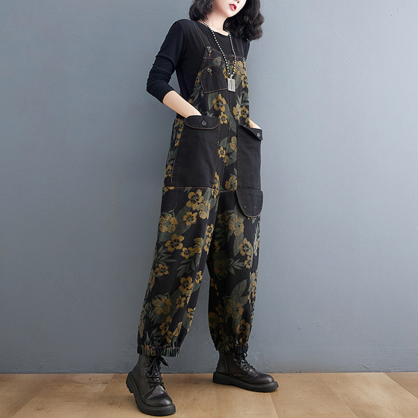 Μοντέρνα γυναικεία φαρδιά φόρμα με φλοράλ μοτίβα