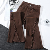 Moodsad lõhestatud säärte ja rebenenud mustriga naiste teksad