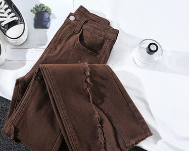 Moodsad lõhestatud säärte ja rebenenud mustriga naiste teksad