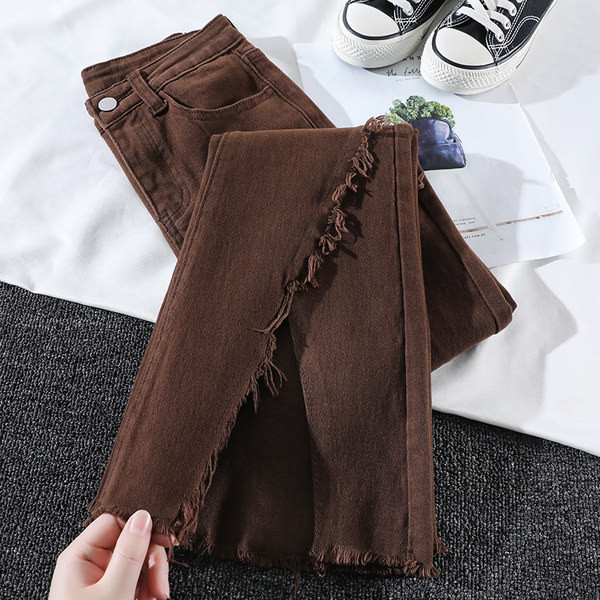 Moodsad lõhestatud säärte ja rebenenud mustriga naiste teksad