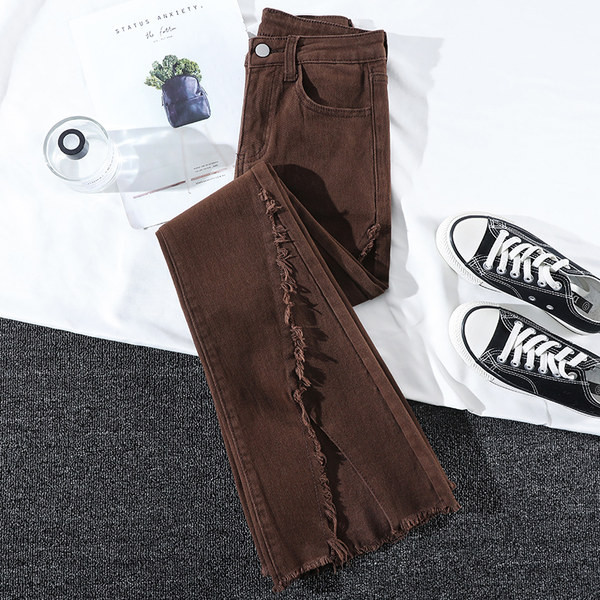 Moodsad lõhestatud säärte ja rebenenud mustriga naiste teksad