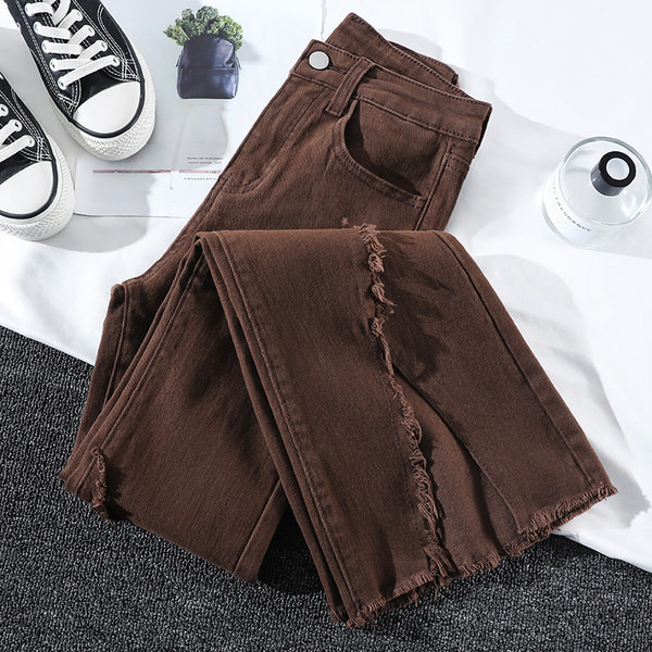 Moodsad lõhestatud säärte ja rebenenud mustriga naiste teksad