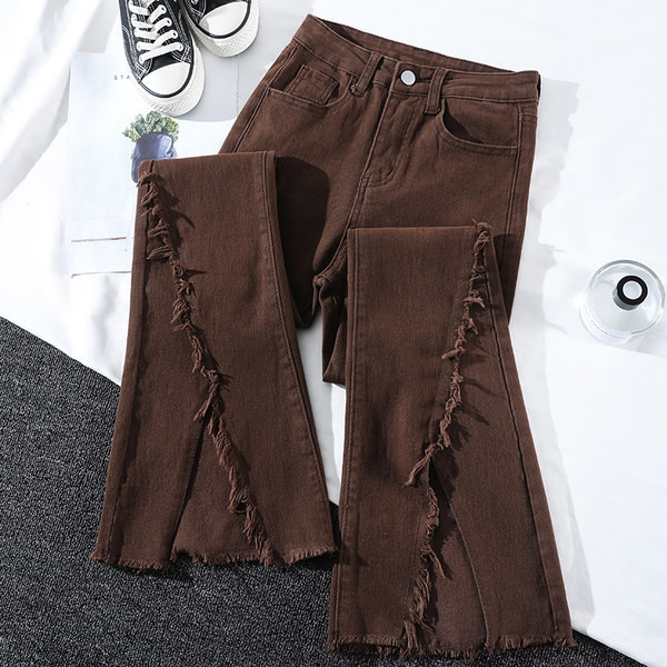 Moodsad lõhestatud säärte ja rebenenud mustriga naiste teksad