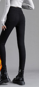 Ženski pripijeni model traperica s toplom postavom